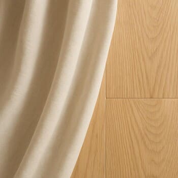 Açık bej perde kumaşı yakın plan