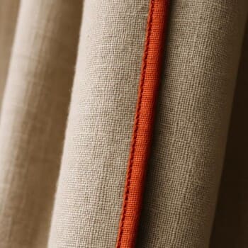 Perde kenarında kontrast renk biyeli dikiş detayı