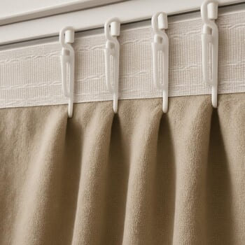 Perde arkasında pile bandı ve kancaların görünümü