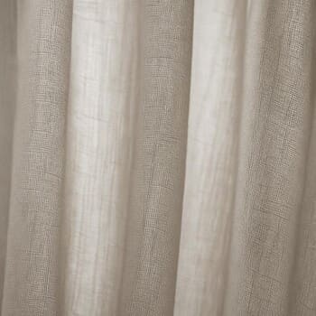 İnce tül perde kumaşının yakından dokusu ve ışık geçişi