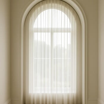 Kemerli pencerede formu takip eden tül perde