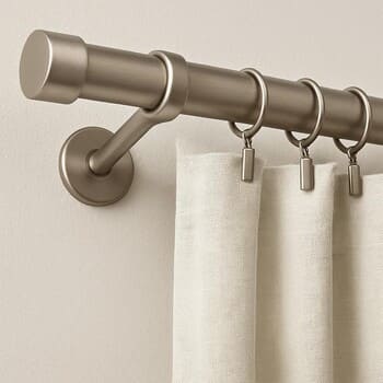 Duvar braketi ile monte edilmiş perde rayı