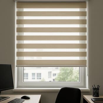 Ofis penceresinde öğle ışığını süzen zebra jaluzi