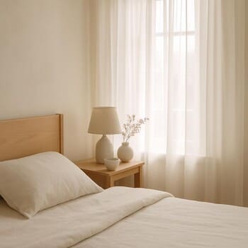 Beyaz tül perdeli aydınlık sabah penceresi