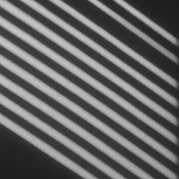 Duvar üzerinde perde gölgesinin oluşturduğu grafik ışık çizgileri