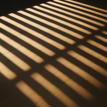 Jaluzi gölgelerinin zeminde oluşturduğu çizgisel desen