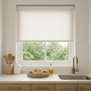 Mutfak tezgahı arkasındaki pencerede açık renk stor perde