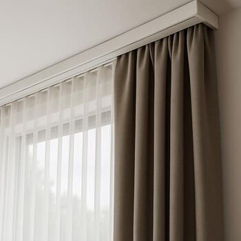 pinco ray üzerinde tül ve fon perdenin birlikte kaydığı salon penceresi