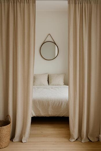 Yatak odasında zonlara göre yerleştirilmiş perde sahnesi