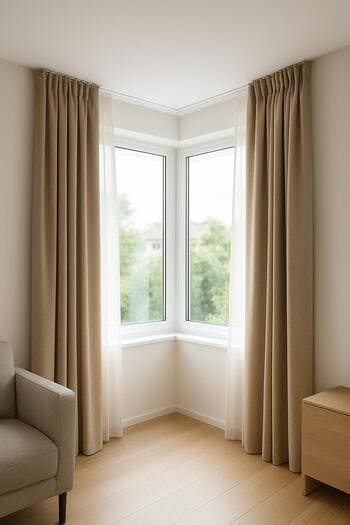 İki duvarı saran köşe pencerede kurulmuş perde sahnesi