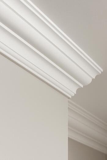 Koridor tavanında duvar boyunca giden ray detayının yakın planı