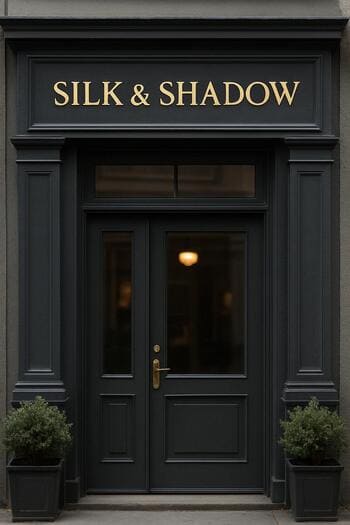 Silk & Shadow studio giriş kapısı ve vitrin görüntüsü