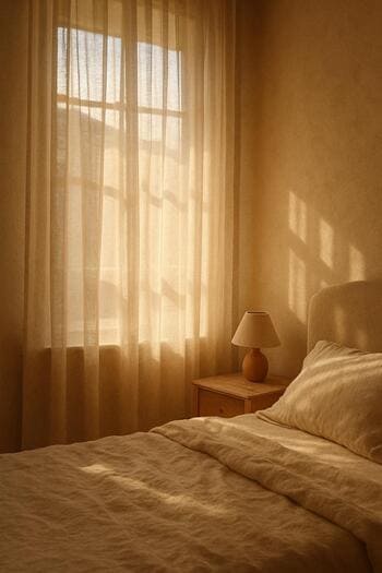 Sabah ışığında tül perdeli yatak odası senaryosu