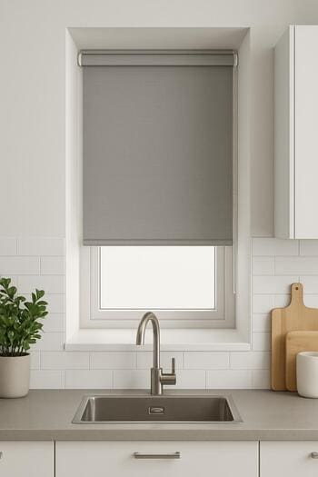 Mutfak nişinde stor perdeli küçük pencere detayı